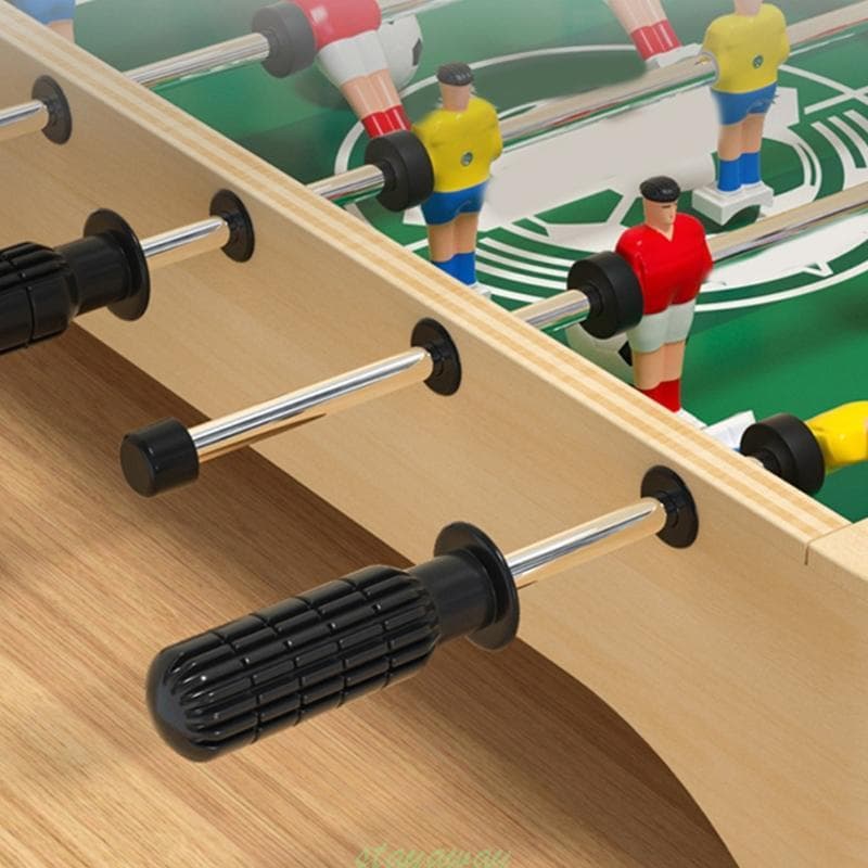 Mesa de futebol de mesa com rodas pretas e alças de manuseio, campo de jogo verde e branco com figuras de jogadores de futebol em miniatura.