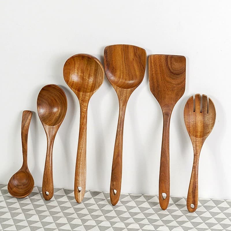 Conjunto de utensílios de cozinha de madeira com colheres e espátulas