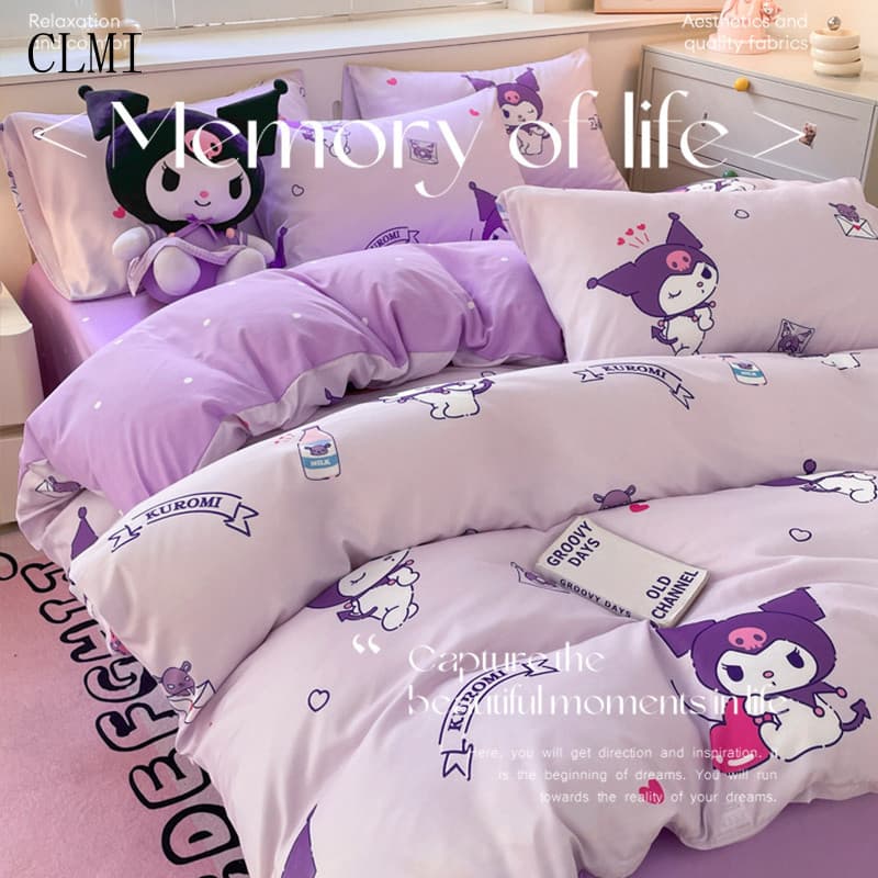 Edredom estampado Sanrio com personagens Kuromi, Cinnamoroll e Pochacco em fundo púrpura