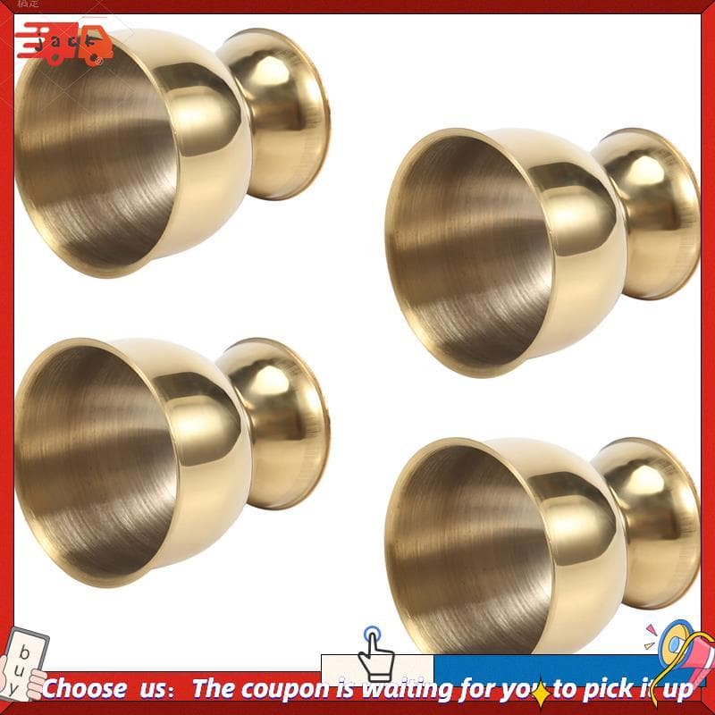 Conjunto de quatro copos de ovos de aço inoxidável dourados, fundo branco
