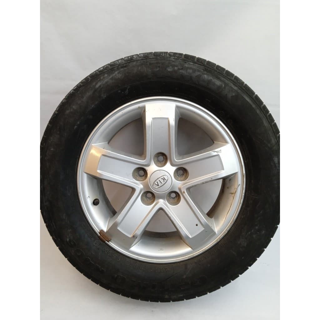 Roda completa para Kia Soul 2010/2014 com pneu 235/60 R16, aro prateado, fundo branco