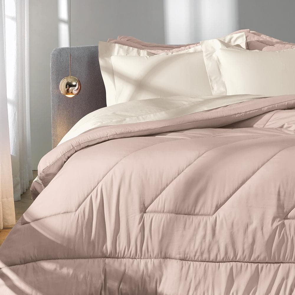 Edredom Casal Altenburg Cetim 300 Fios Rosa sobre cama com fundo cinza