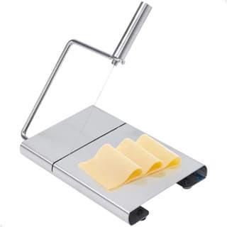 Fatiador de queijo manual em aço inoxidável com fio, cortando queijo sobre fundo branco