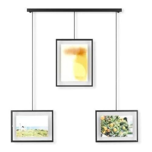 Conjunto de três porta-retratos pretos suspensos com diferentes imagens