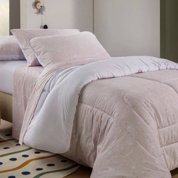 Edredom solteiro cinza claro com estampa de estrelas, cama com roupa de cama branca e almofadas cor de rosa