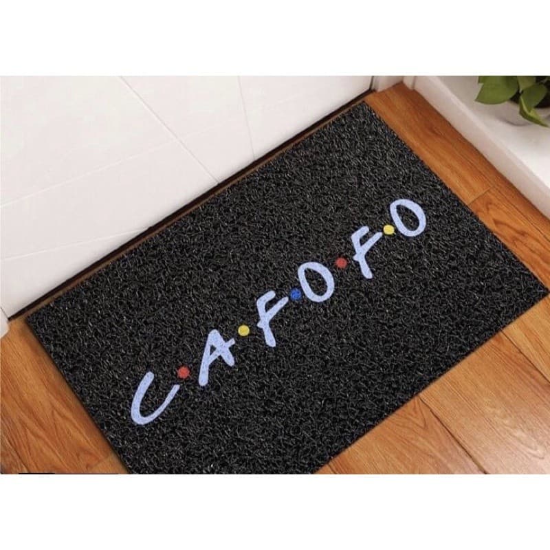 Tapete de entrada preto com a palavra CAFOFO em letras coloridas