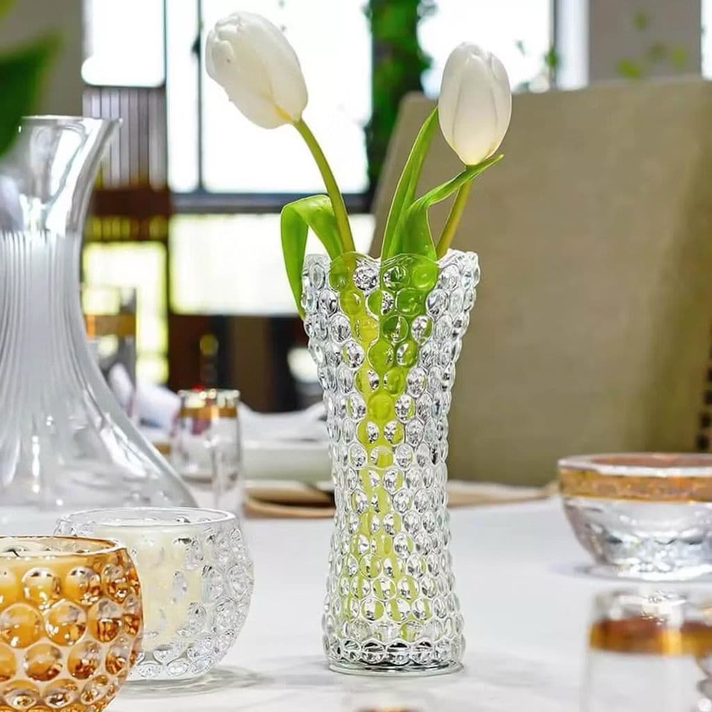 Vaso de vidro cilíndrico com tulipas brancas para centro de mesa