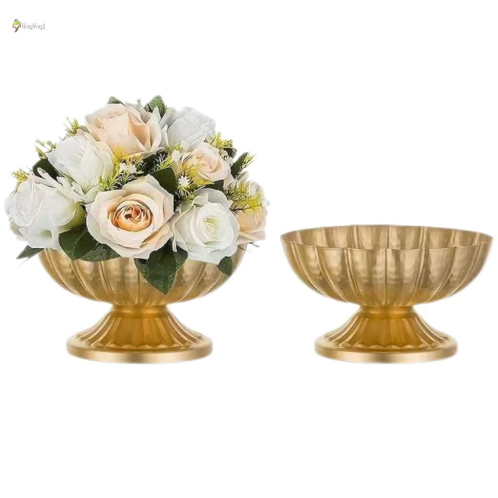 Vaso de flores dourado com buquê de rosas brancas e rosas, design retrô nórdico, fundo branco