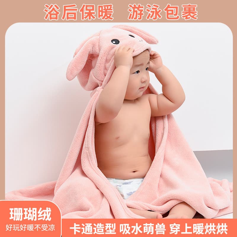 Bebê usando toalha de banho infantil rosa com capuz em forma de coelho