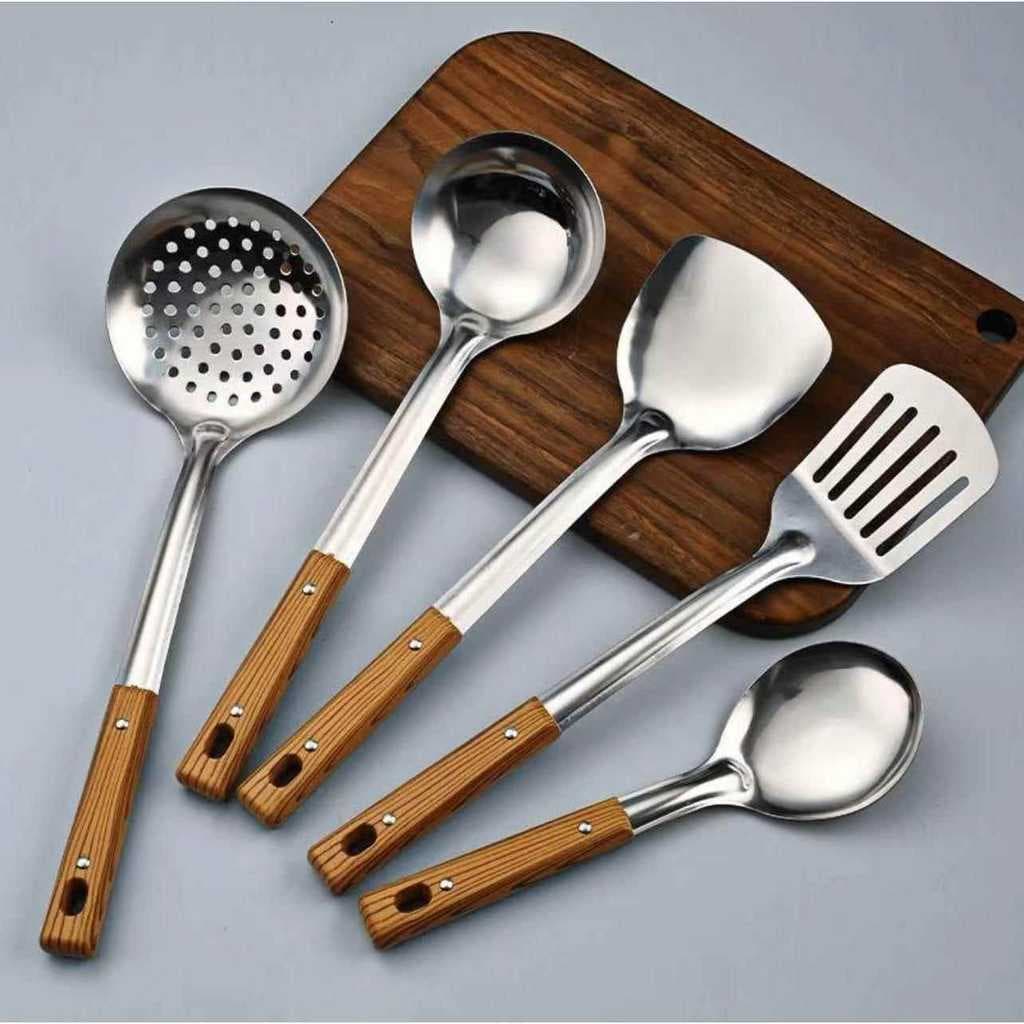 Conjunto de utensílios de cozinha em aço inoxidável com cabos de madeira