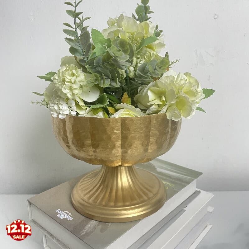 Vaso dourado nórdico-retrô com flores artificiais brancas e verdes