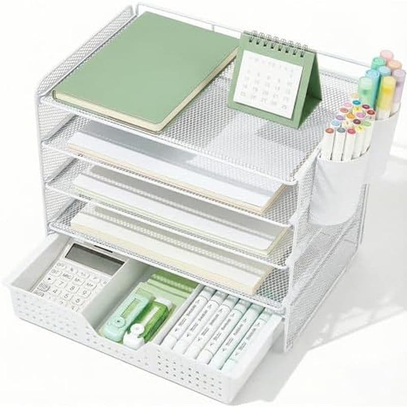 Organizador de mesa branco com livros, agenda, calculadora e marcadores