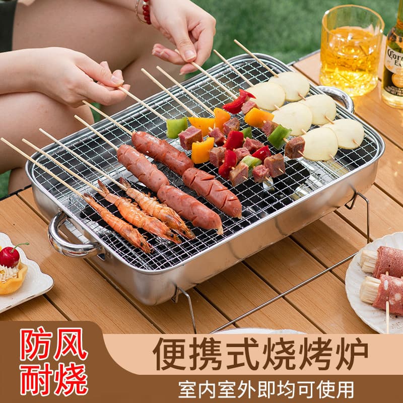 Churrasqueira portátil de mesa estilo japonês com grelha de metal e espetadas de alimentos sendo preparadas