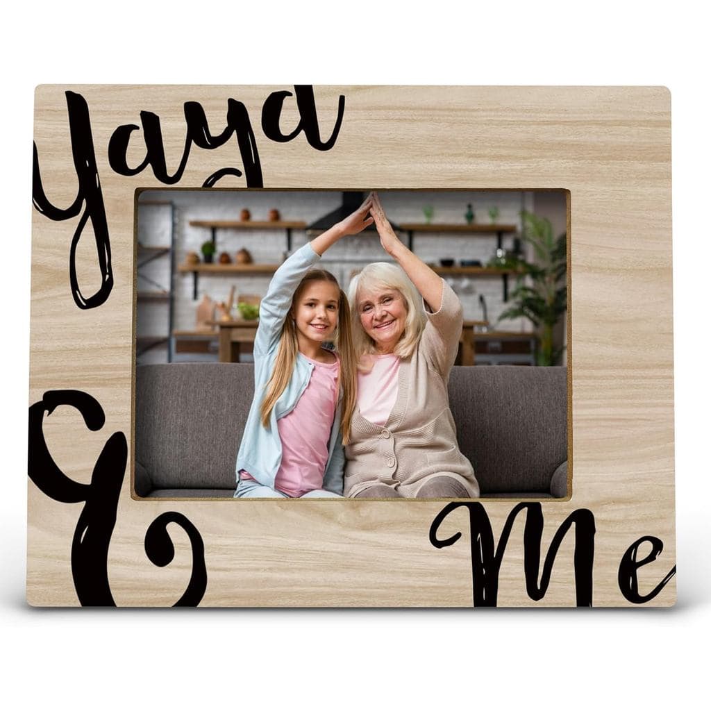 Porta-retratos de madeira com moldura personalizada 'Yaya & Me' com uma foto de uma criança e uma mulher sorrindo