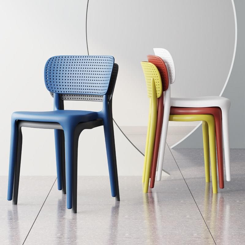 Cadeira de plástico azul com encosto empilhável, design moderno com perfurações, para mesa de jantar.