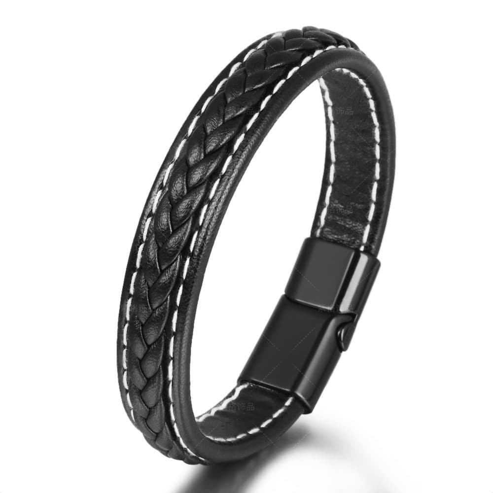 Pulseira de couro preto com design de trança e fecho de metal, vista frontal