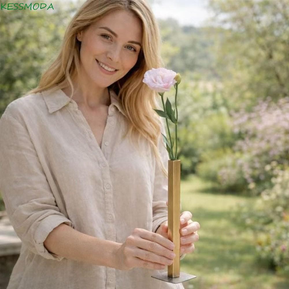 Vaso de flores minimalista de aço inoxidável cinza prateado em mãos de mulher
