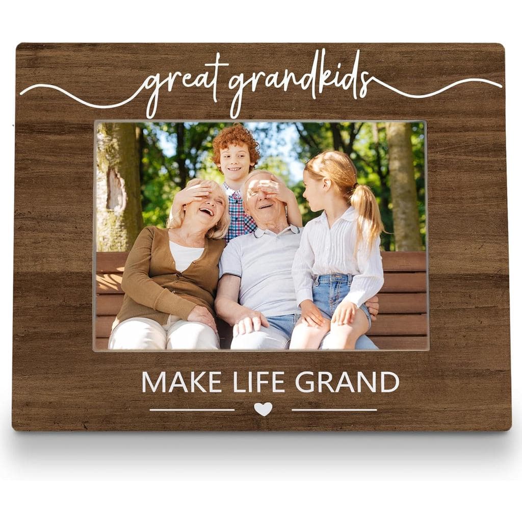 Porta-retratos para netos com texto 'great grandkids' e 'MAKE LIFE GRAND', família sorridente em banco ao ar livre