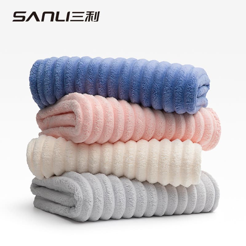 Toalhas de banho Sanli em cores pastel, macias e listradas, enroladas em forma de tubo