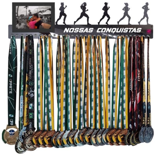 Porta medalhas personalizado para corrida com várias medalhas e fitas penduradas