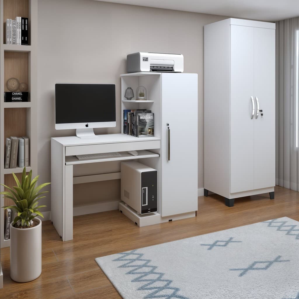 Escrivaninha branca com monitor Apple, teclado, mouse, CPU e impressora sobre ela. Ao fundo, uma estante com livros e uma planta em vaso. Armário branco multiuso ao lado. Piso de madeira e tapete branco com padrões azuis.