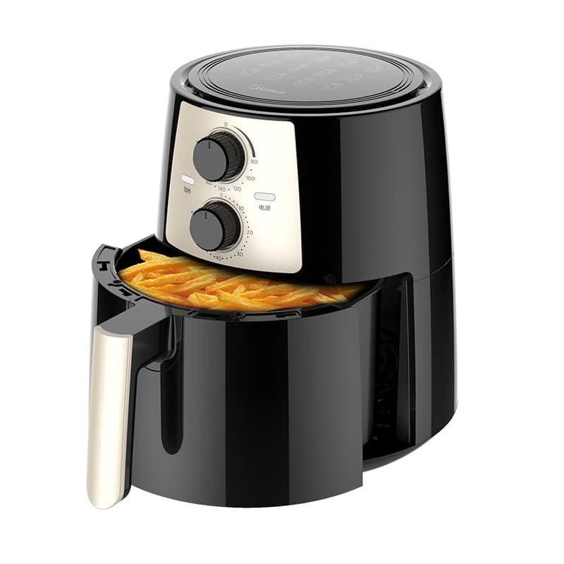 Fritadeira de ar Midea preta com alimentos no interior
