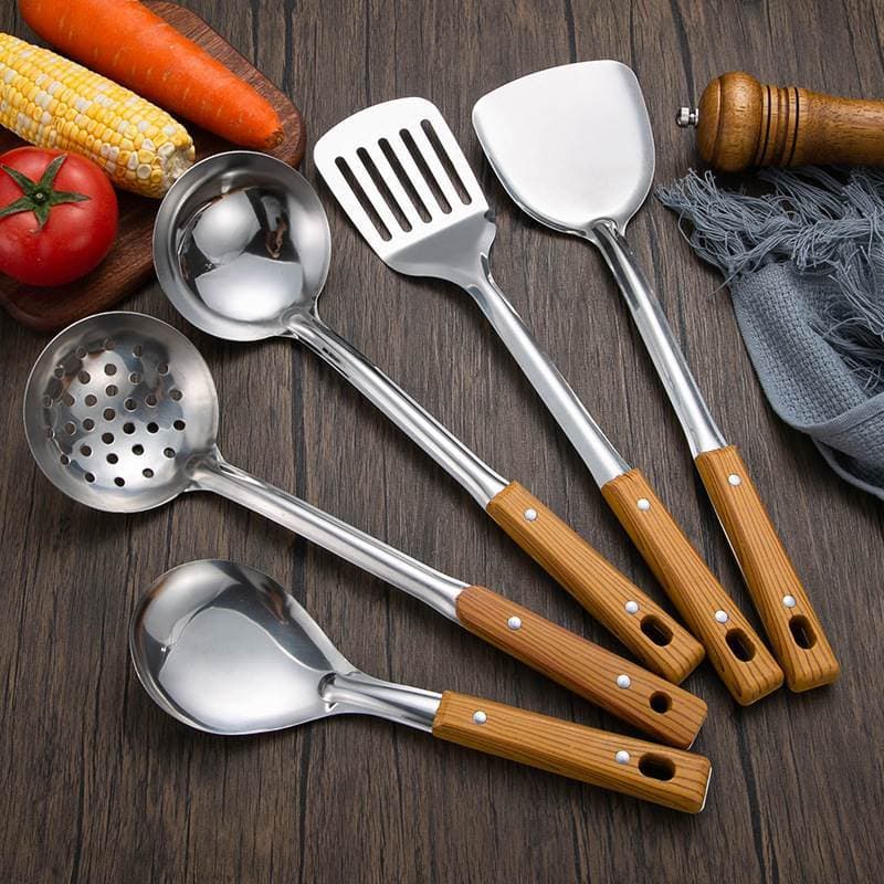 Conjunto de utensílios de cozinha de aço inoxidável com cabos de madeira