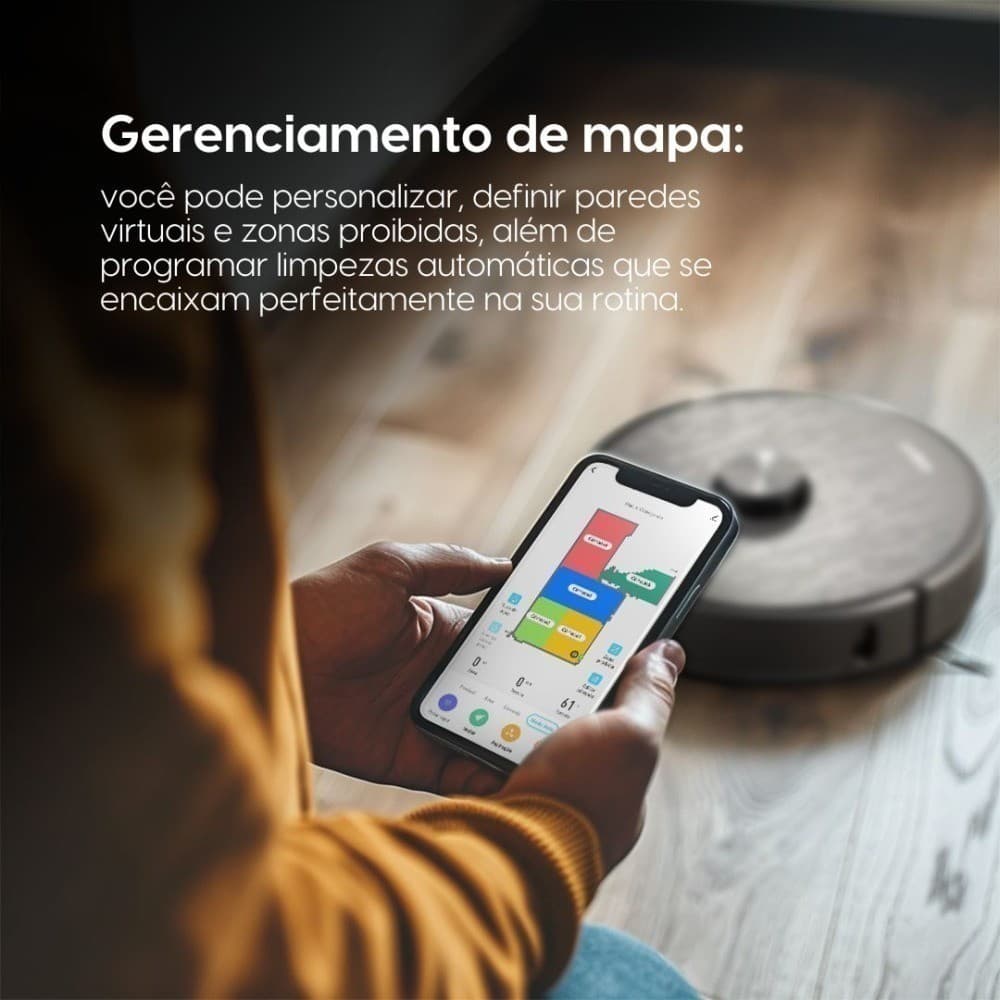 Aplicativo de controle do robô aspirador no smartphone mostrando mapas e configurações de limpeza, com o robô aspirador cinza no fundo.