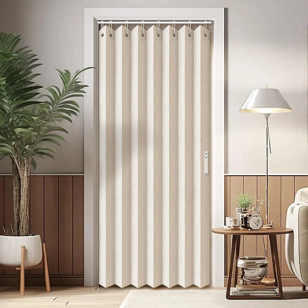 Cortina plissada branca e bege para porta, estilo persiana romana, ambiente de estar com mesa e planta