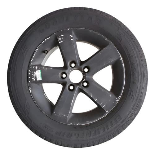 Roda com pneu preto 205/65 R16 para carro com aro de liga leve