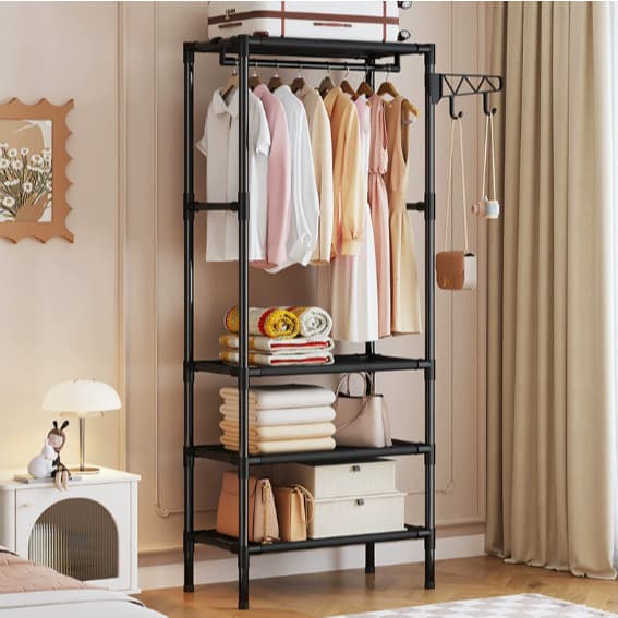Cabideiro preto de 170cm com roupas e itens organizados