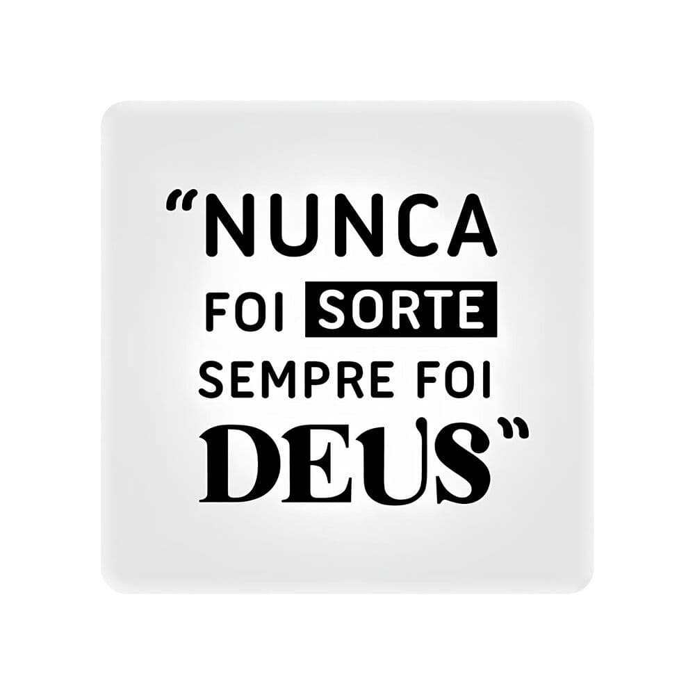 Quadrado branco com texto preto 'NUNCA FOI SORTE SEMPRE FOI DEUS' para decoração.