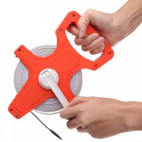 Fita métrica retrátil laranja com manivela para uso profissional em obras de construção