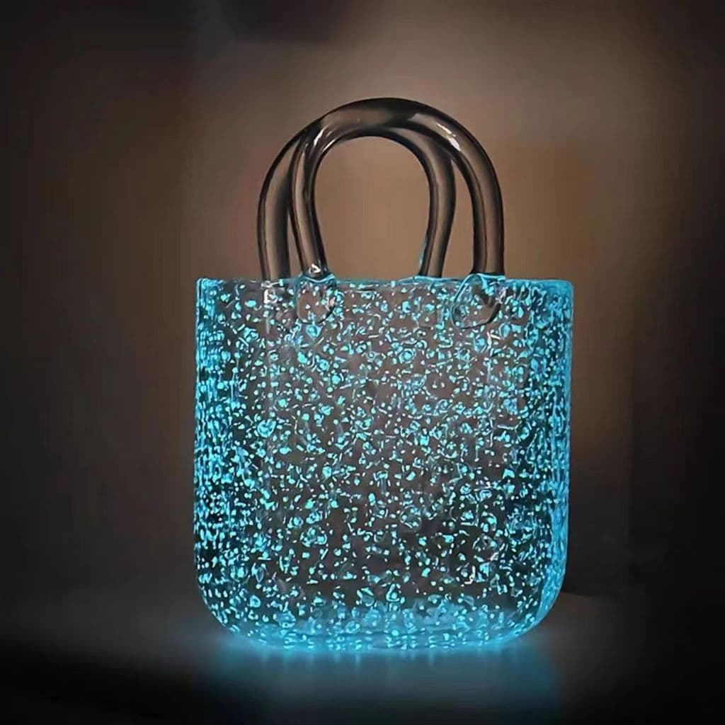 Bolsa de mão transparente com padrão de bolhas azuis e iluminação LED interna.