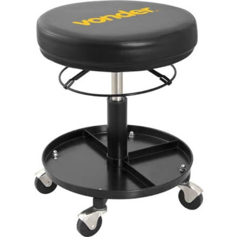 Banqueta para mecânico com bandeja porta-ferramentas da Vonder, assento preto com logotipo amarelo.
