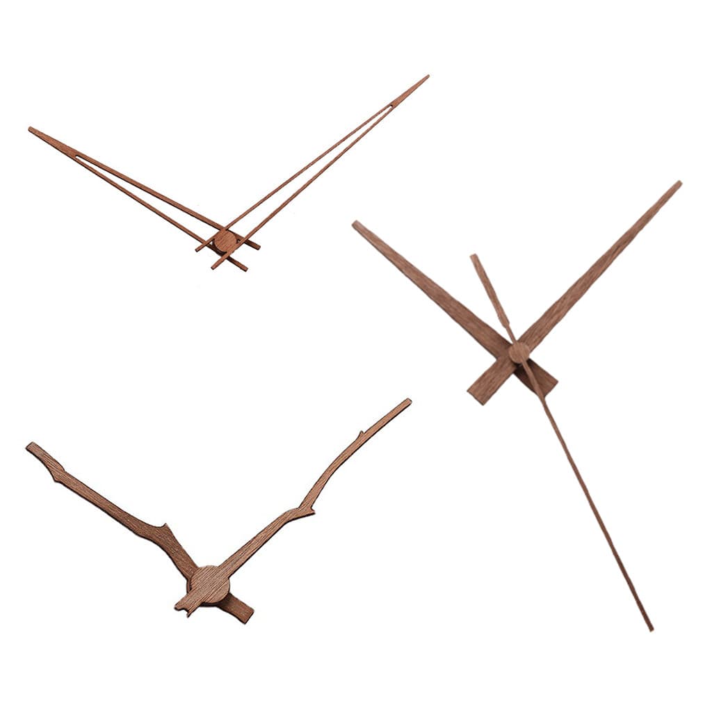 Ponteiros de relógio de madeira em ângulos diferentes, fundo branco, design minimalista