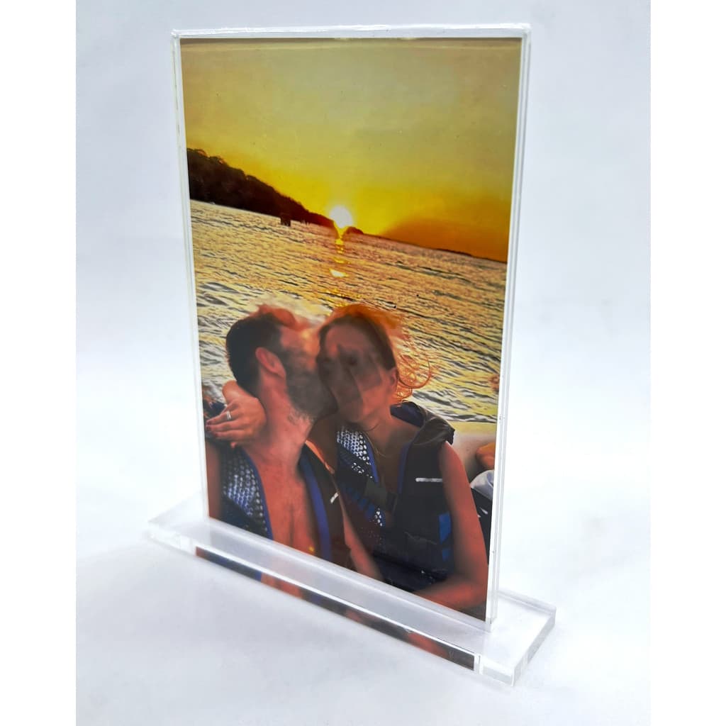 Porta-retrato de acrílico transparente para foto de casal se beijando em um barco ao pôr do sol
