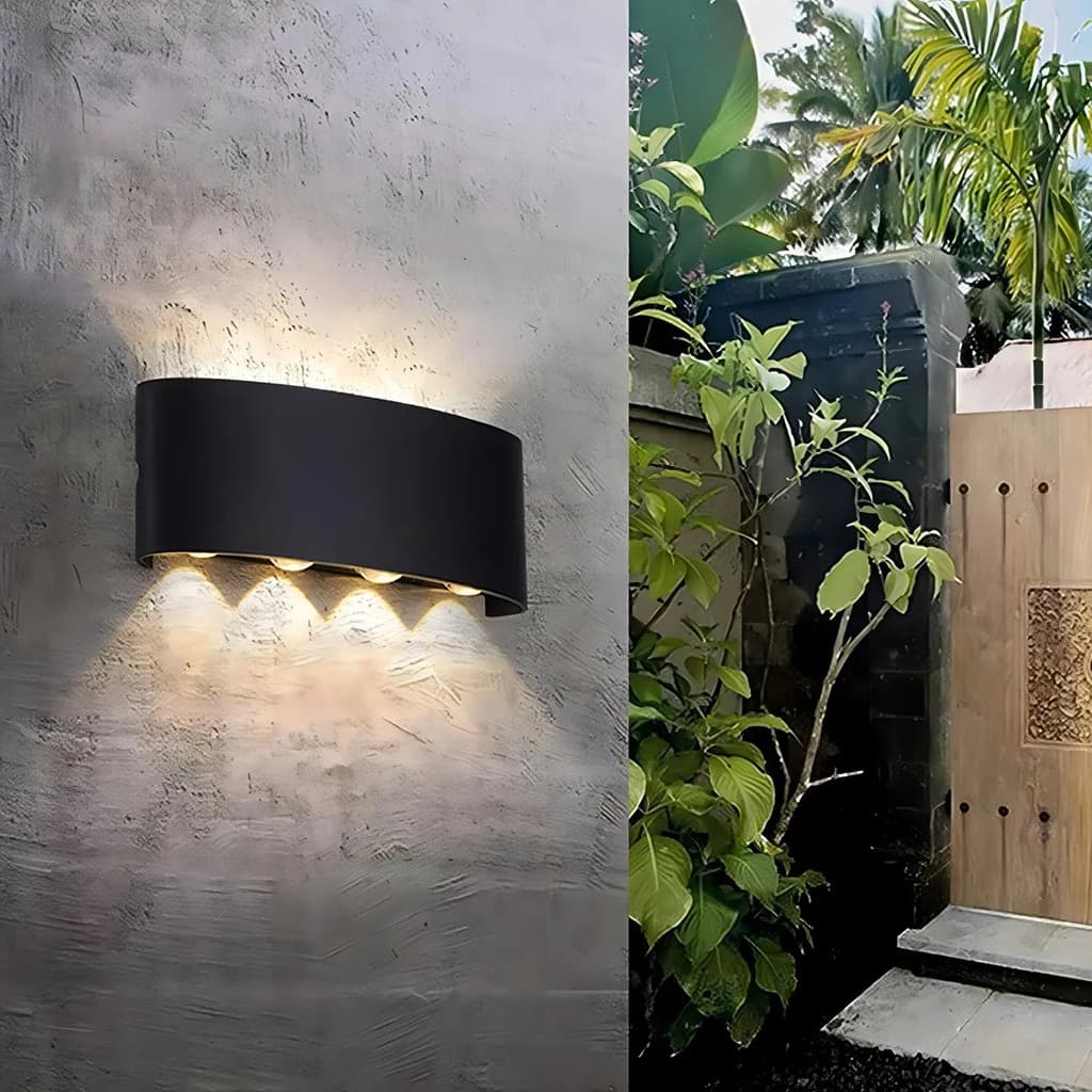 Arandela de parede LED Meia Lua iluminada em preto para uso interno e externo.