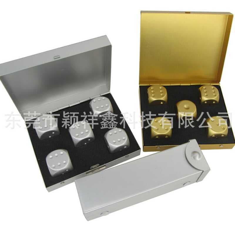 Conjunto de dados de metal sólido ouro e prata em caixas metálicas abertas