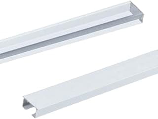 Trilhos de cortina de alumínio branco em fundo branco