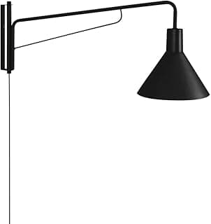 Luminária arandela articulada preta em forma de cone contra fundo branco