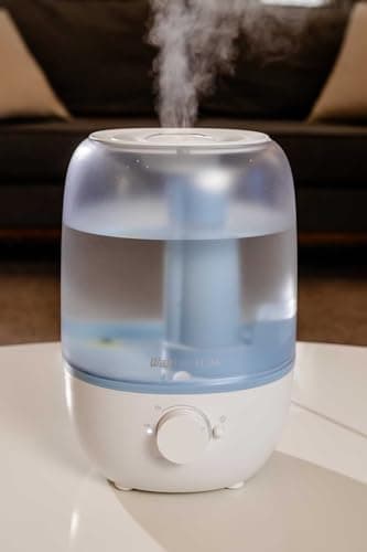 Umidificador de ar WAP Air Flow U2 branco, com vapor saindo, em mesa.