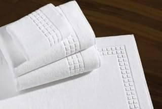 Kit com 4 toalhas de piso brancas TEKA Profiline, gramatura 700g/m², toque macio, super absorção, 48x80cm