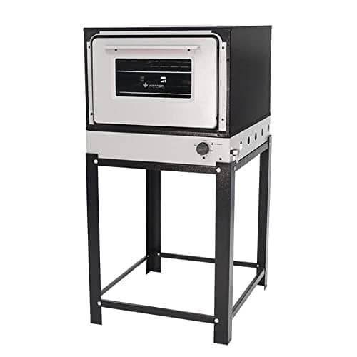 Forno a gás com pé Venâncio com visor industrial, preto e branco, contra fundo branco