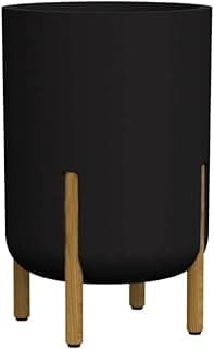Vaso cilíndrico preto com base de madeira, tampa arredondada, isolado sobre fundo branco.