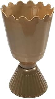 Vaso dourado 13 x 21 cm com bordas onduladas e base pedestal, fundo branco