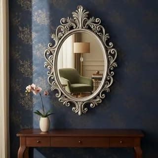 Espelho decorativo oval estilo provençal com moldura prateada, 53 cm.