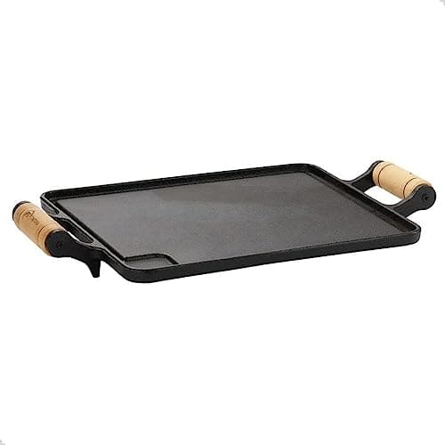 Chapa de ferro fundido pequena com cabos de madeira, preta, sobre fundo branco