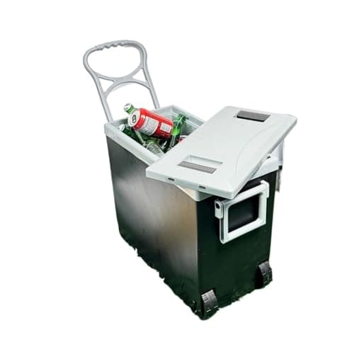 Térmica cooler 32L com rodinhas, preta e cinza, com bebidas dentro, fundo branco