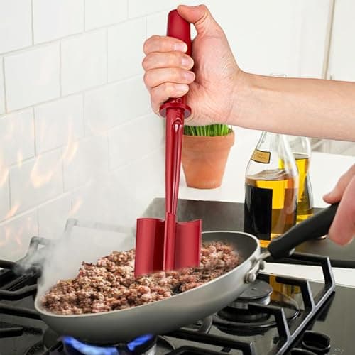 Cortador de carne vermelho para misturar e picar carne moída em uma frigideira